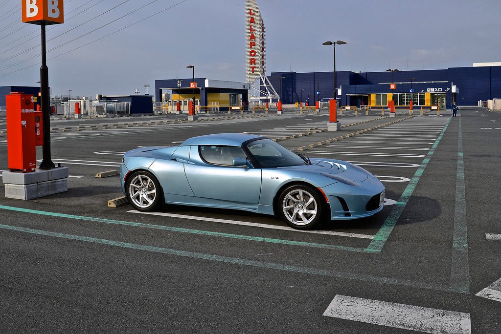 Tesla Roadster Seite