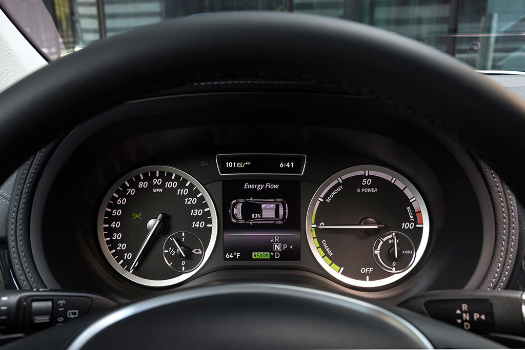 Mercedes-B-Klasse-Electric-Drive-Bordcomputer