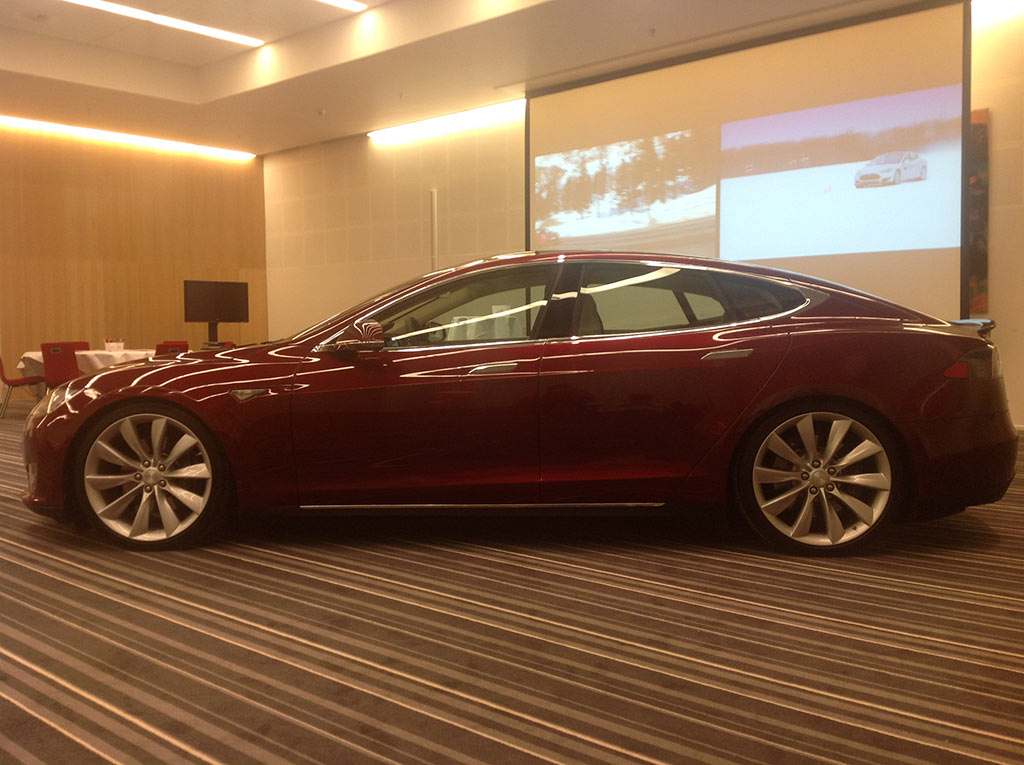 Tesla Get Amped Tour Model S Außen Seite
