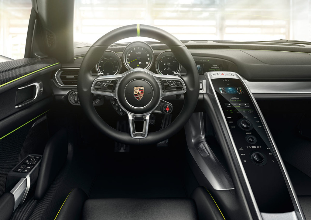 Porsche-918-Spyder-Plug-in-Hybrid Cockpit Fahrer