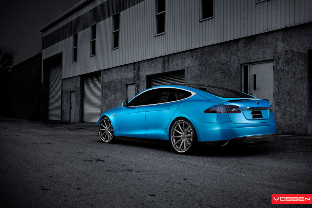 Tesla Model S Matt-Blau-Metallic von Vossen Wheels Seite