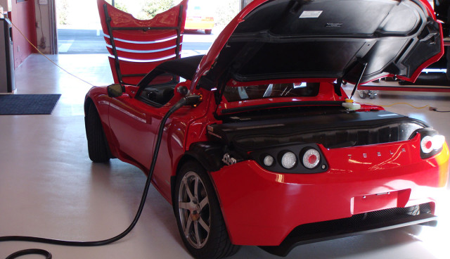 Batterie des Tesla Roadster beweist Standfestigkeit