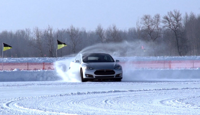 Elektroauto im Winter Tesla Model S im Schnee