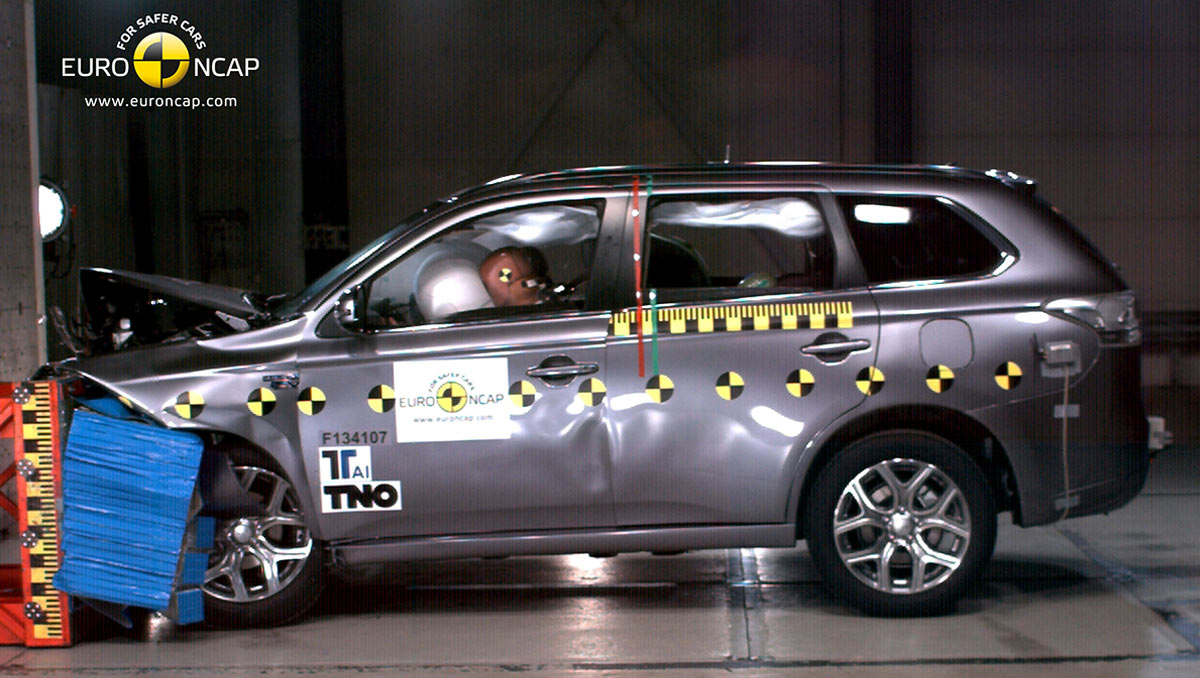 Mitsubishi Outlander PHEV erreicht fünf Sterne im NCAPCrashtest (Video