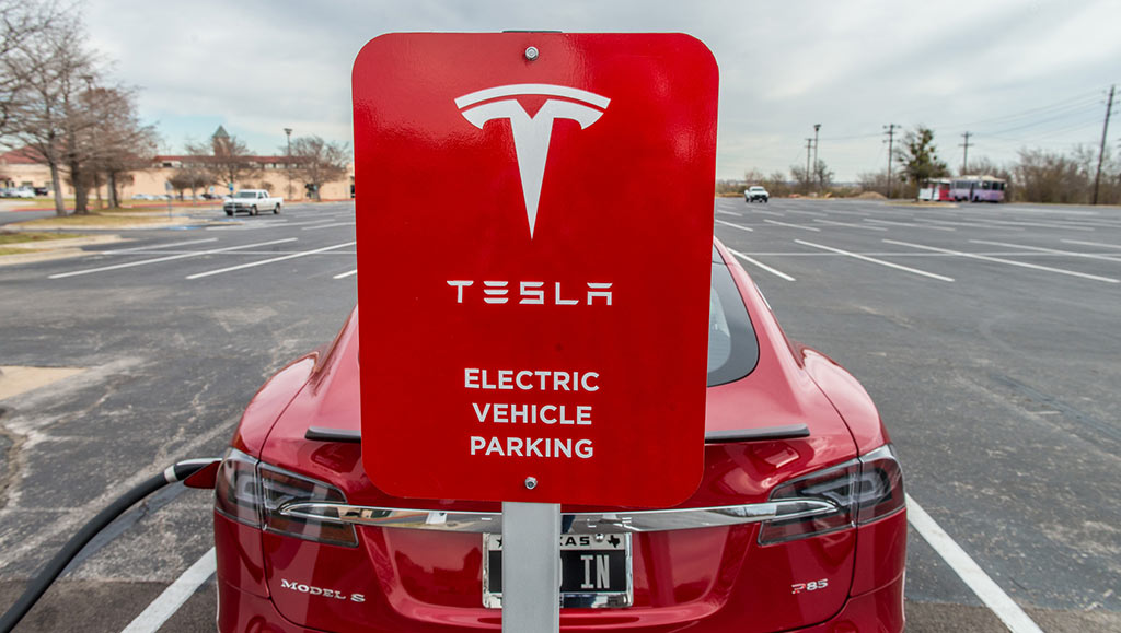 Tesla Elektroauto Multiport-Ladestation