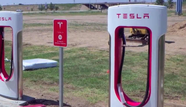 Tesla-Supercharger-Aufbau-Video