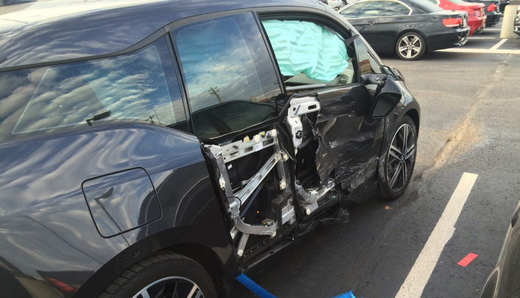 Elektroauto BMW i3 nach einem Crash (Bilder)