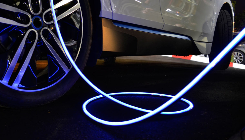 Leoni-Elektroauto-Ladekabel-leuchten