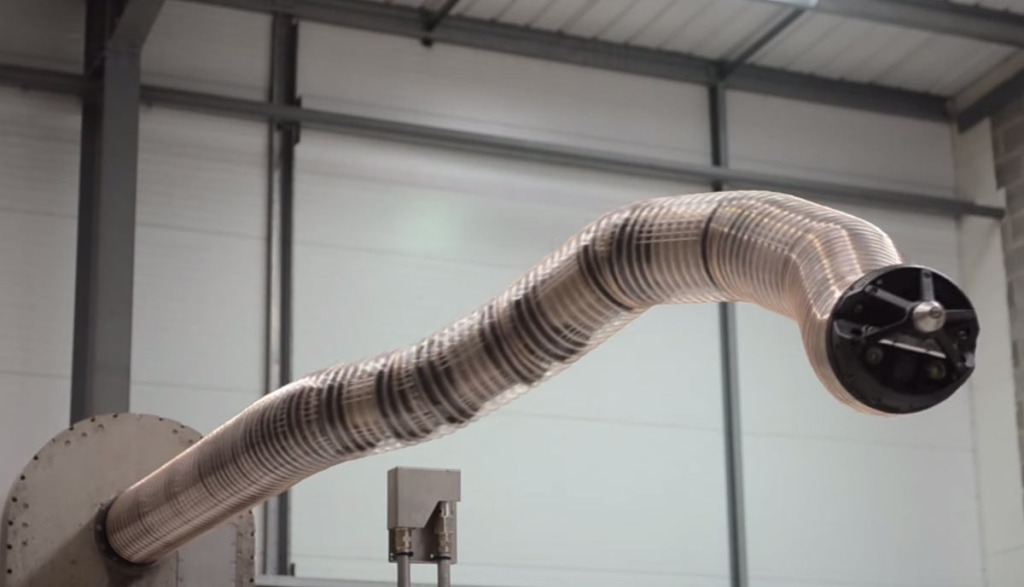 Tesla-snakebot-roboter-schlange-ladekabel-stecker