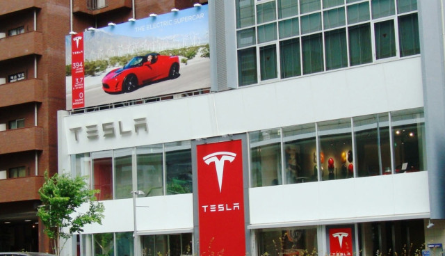Tesla-Vertrieb-2015