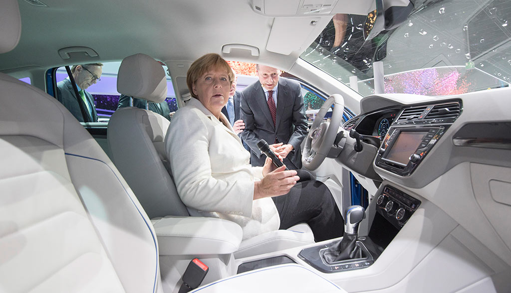 Merkel-Elektroauto-813