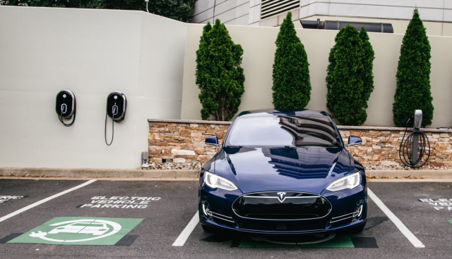 Hiltion Hotel Elektroauto Tesla laden