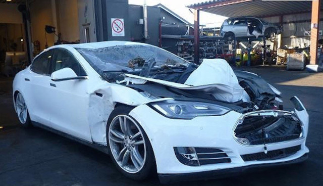 Tesla-Model-S-Unfall-Erdrutsch
