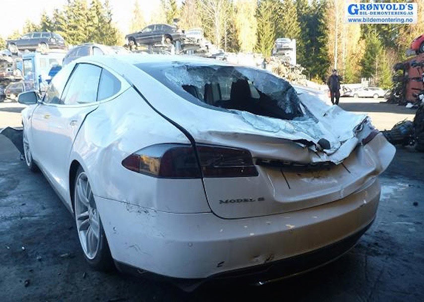 Tesla-Model-S-Unfall-Erdrutsch2