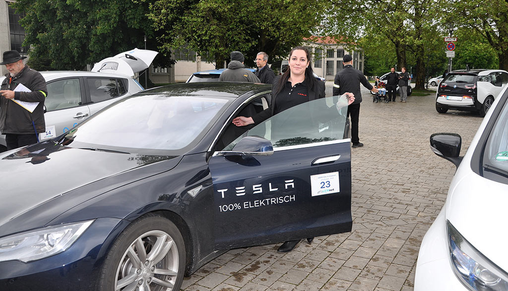 Studie-Alter-Neuwagenkaeufer-Tesla-Elektroauto