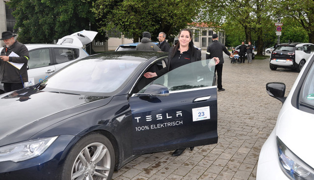 Studie-Alter-Neuwagenkaeufer-Tesla-Elektroauto