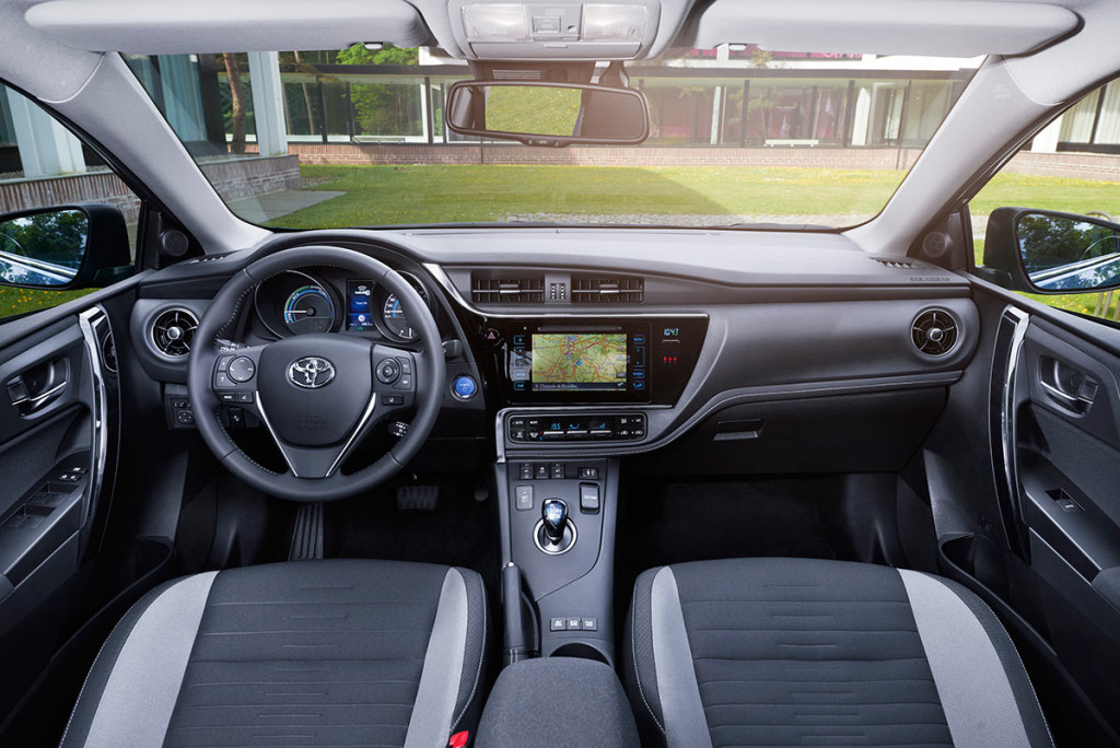 Toyota-Auris-Hybrid-20159