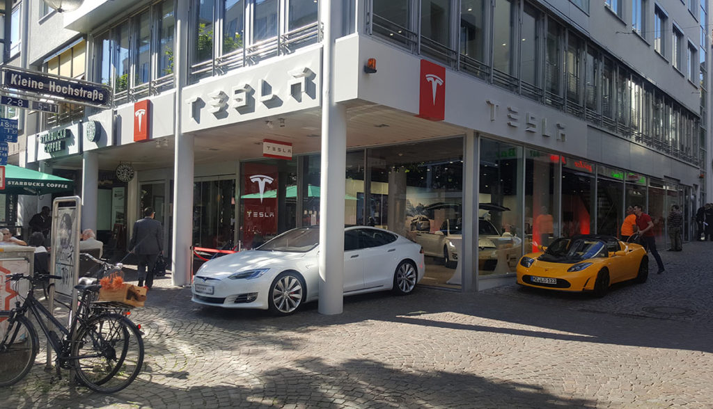 Tesla-Store-Frankfurt-Fressgass