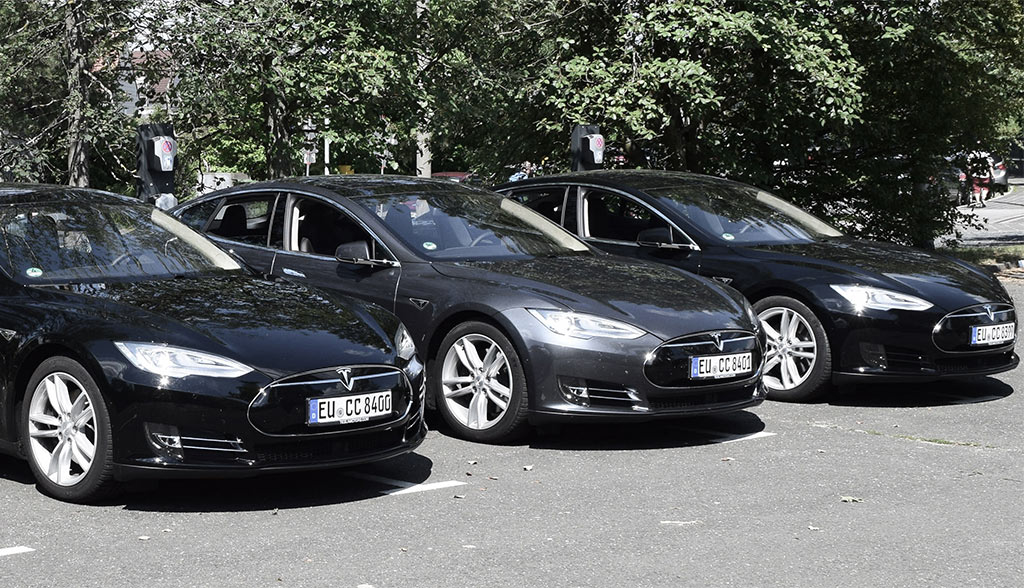 CCUnirent-Tesla-Model-S-ELektroauto-Carsharing