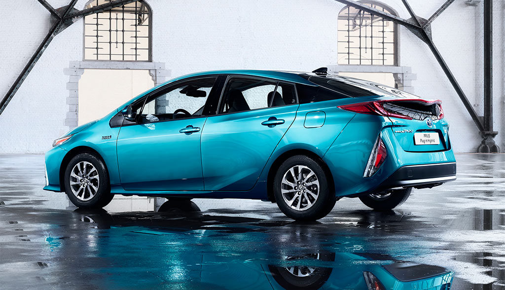 Toyota-Prius-Plug-in-Hybrid-2017—11