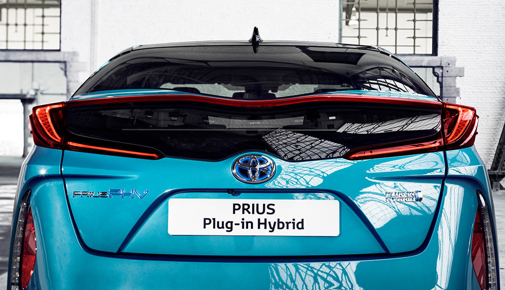 Toyota-Prius-Plug-in-Hybrid-2017—2