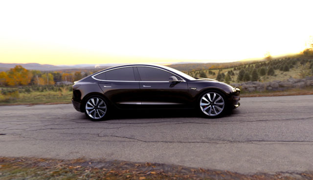 Tesla-Chef-zeigt-neueste-Model-3-Version-(Kurzvideo)