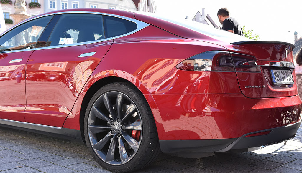 VW-Tesla-Elektroauto
