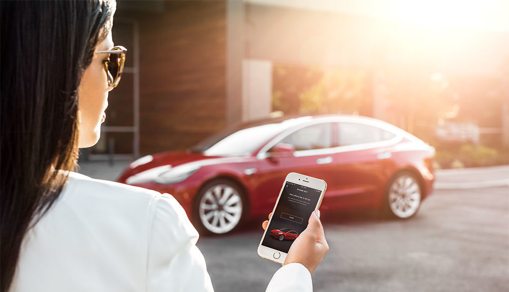 Smartphone oder Schlüsselkarte: So wird Teslas Model 3 geöffnet 