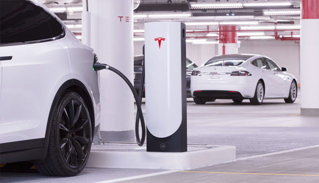 Tesla-Urban-Supercharger-Schnellladestation