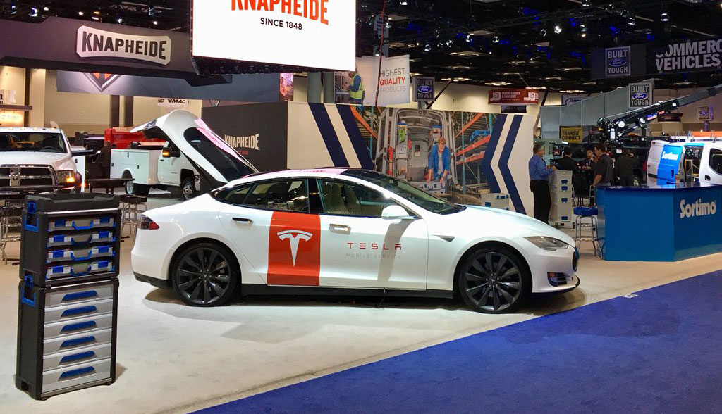Tesla-Model-S-Servicefahrzeug