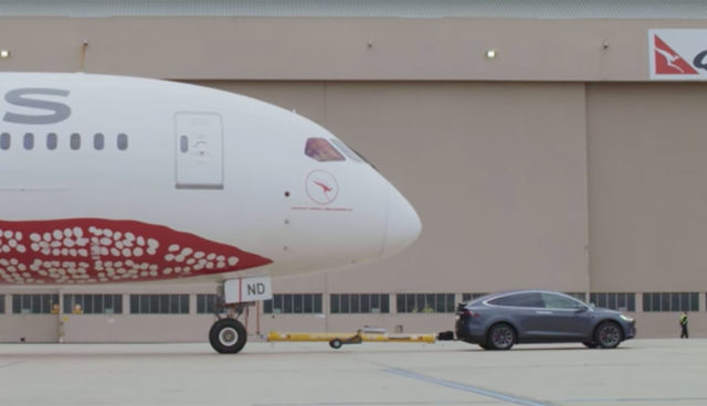 Tesla-Model-X-Qantas-787-Rekord