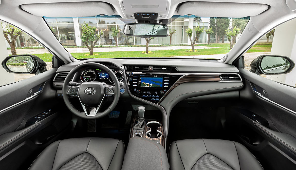 Toyota-Camry-2019-4