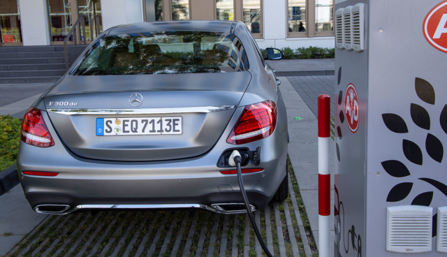 Mercedes-E300de-laedt