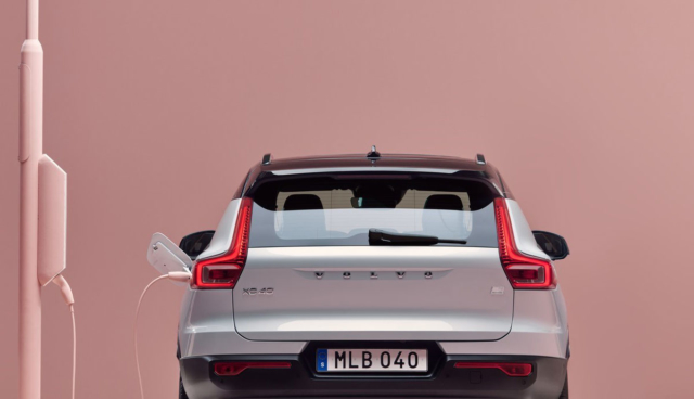 Volvo-XC40-Recharge-laedt