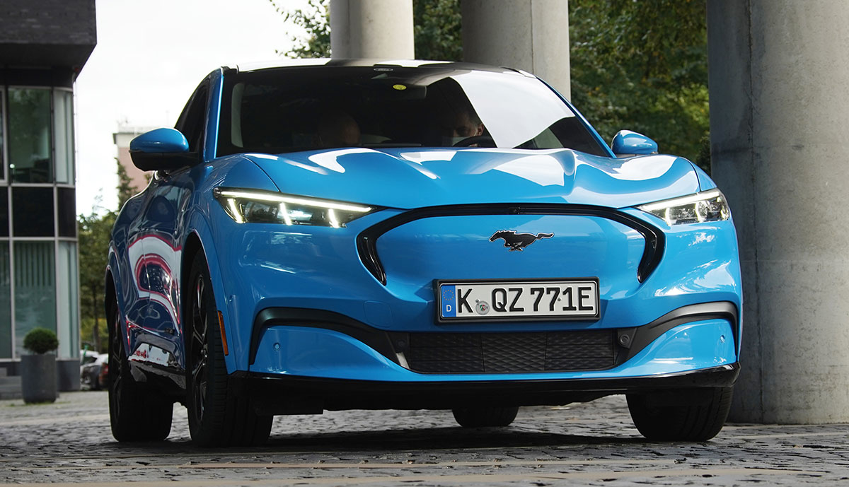 Ford-Mustang-Mach-E-blau