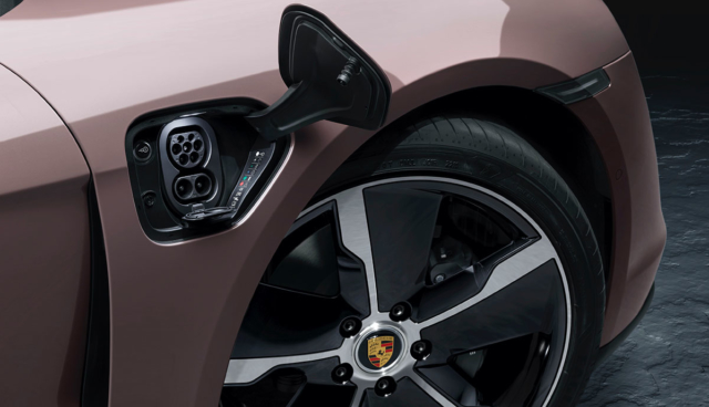 Porsche-Tycan-Ladeanschluss-vorne-rechts