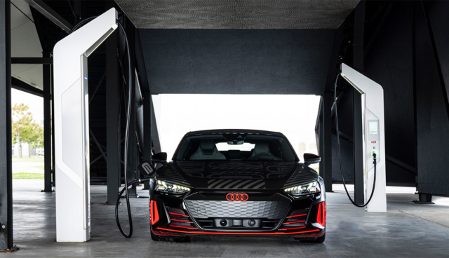 Audi-e-tron-GT-Prototyp-laedt