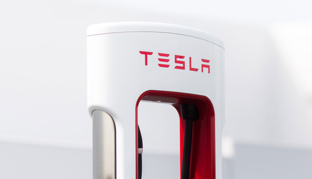 Tesla-Supercharger-Saeule