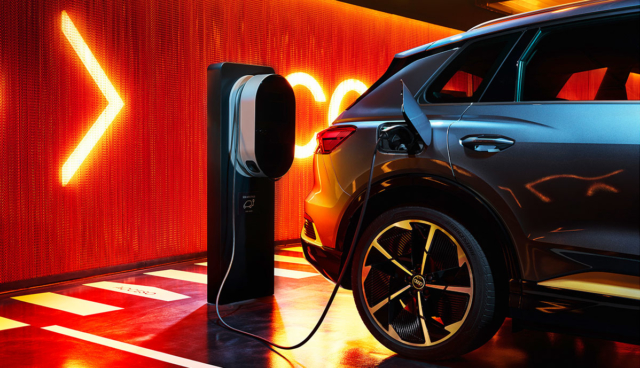 Audi-Q4-e-tron-laedt
