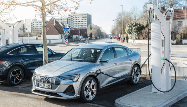 Audi-e-tron-Sportback-laedt