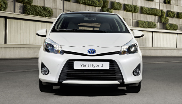Toyota-Yaris-Hybrid-weiss