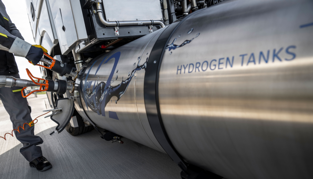 Daimler Truck Testet Brennstoffzellen Lkw Mit Fl ssigwasserstoff 