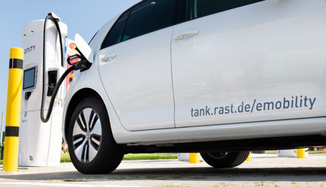 Tank-und-Rast-Elektroauto-Schnellladestation