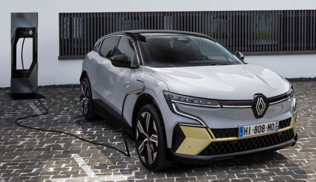 Renault-Megane-E-Tech-Electric-laedt