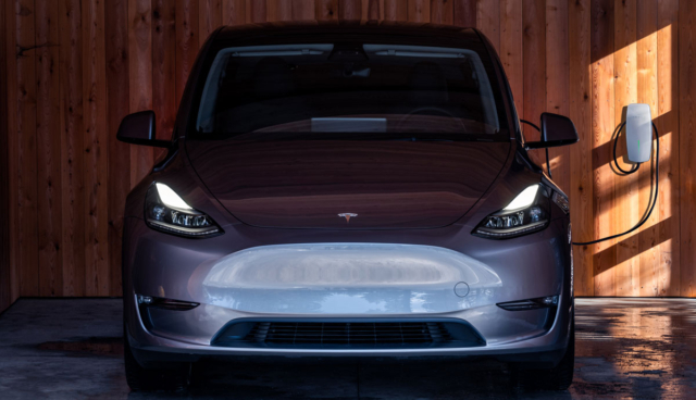 Tesla-Model-Y-laedt-in-Garage