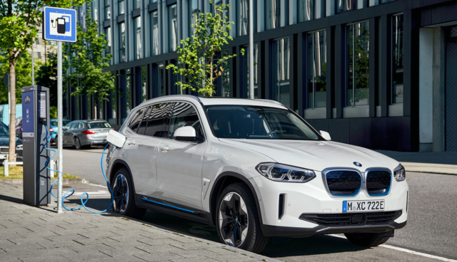 BMW-IX3-laedt
