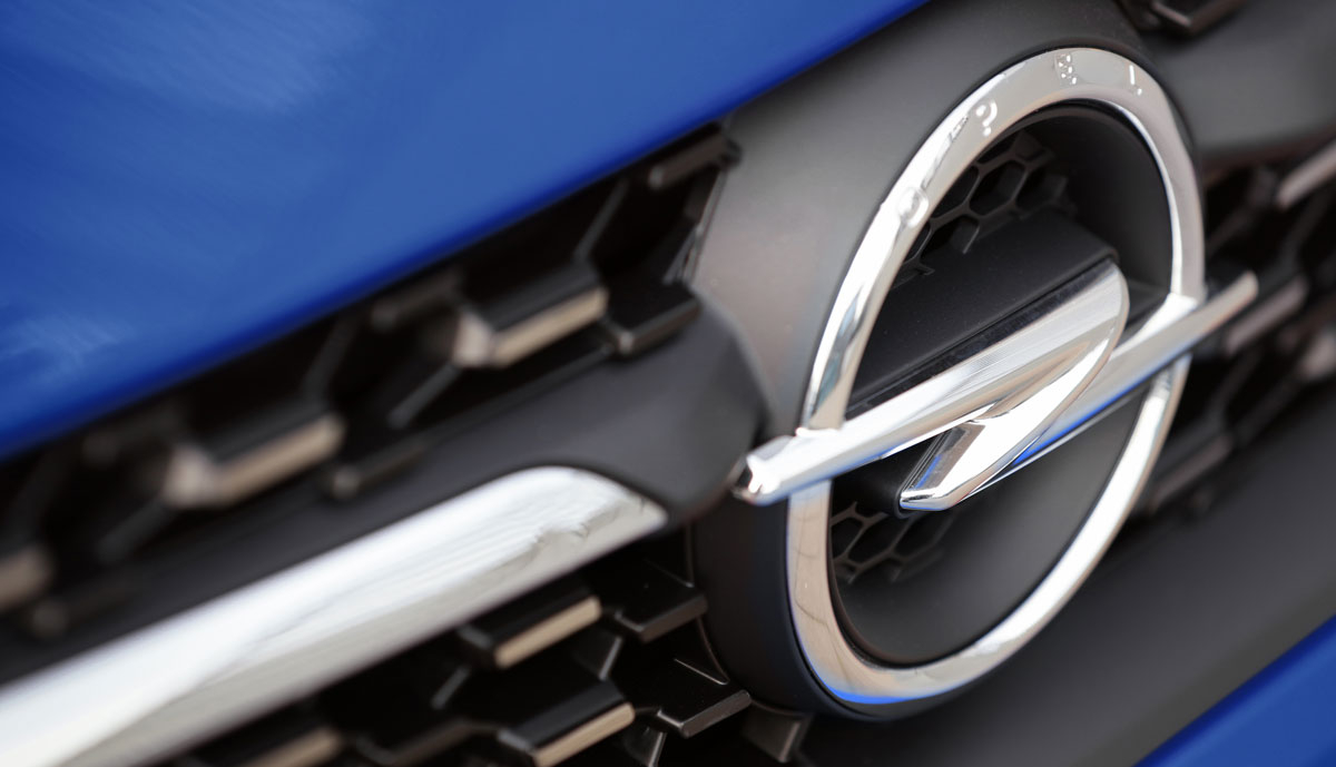 Opel-Corsa-e-Front-Emblem