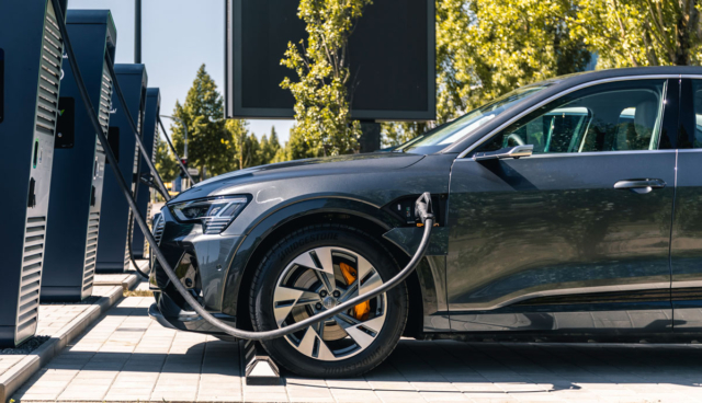 Audi-e-tron-laedt