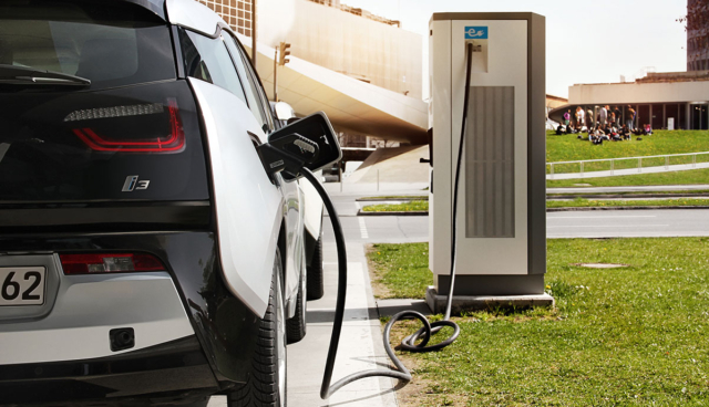 BMW-i3-an-Ladestation