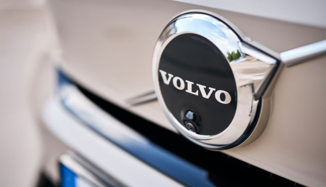 Volvo_EX40_Front-Emblem